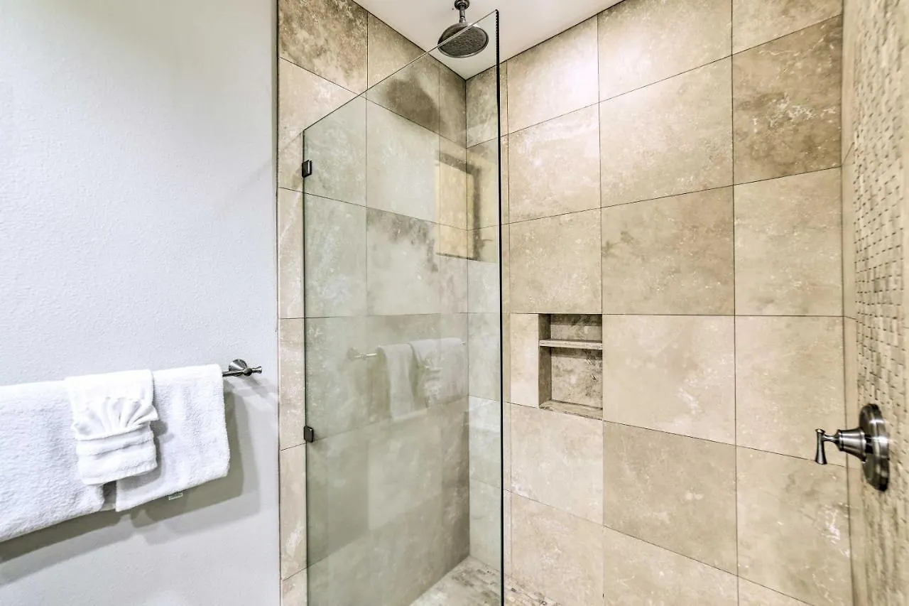 Appartamento Bright And Airy Lahaina Condo - Walk To Beach! Kahana