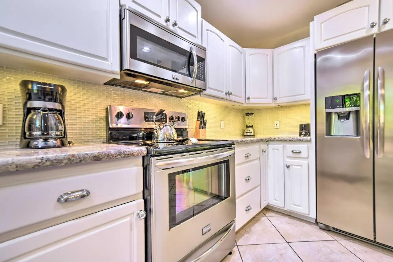 Bright And Airy Lahaina Condo - Walk To Beach! Kahana United States